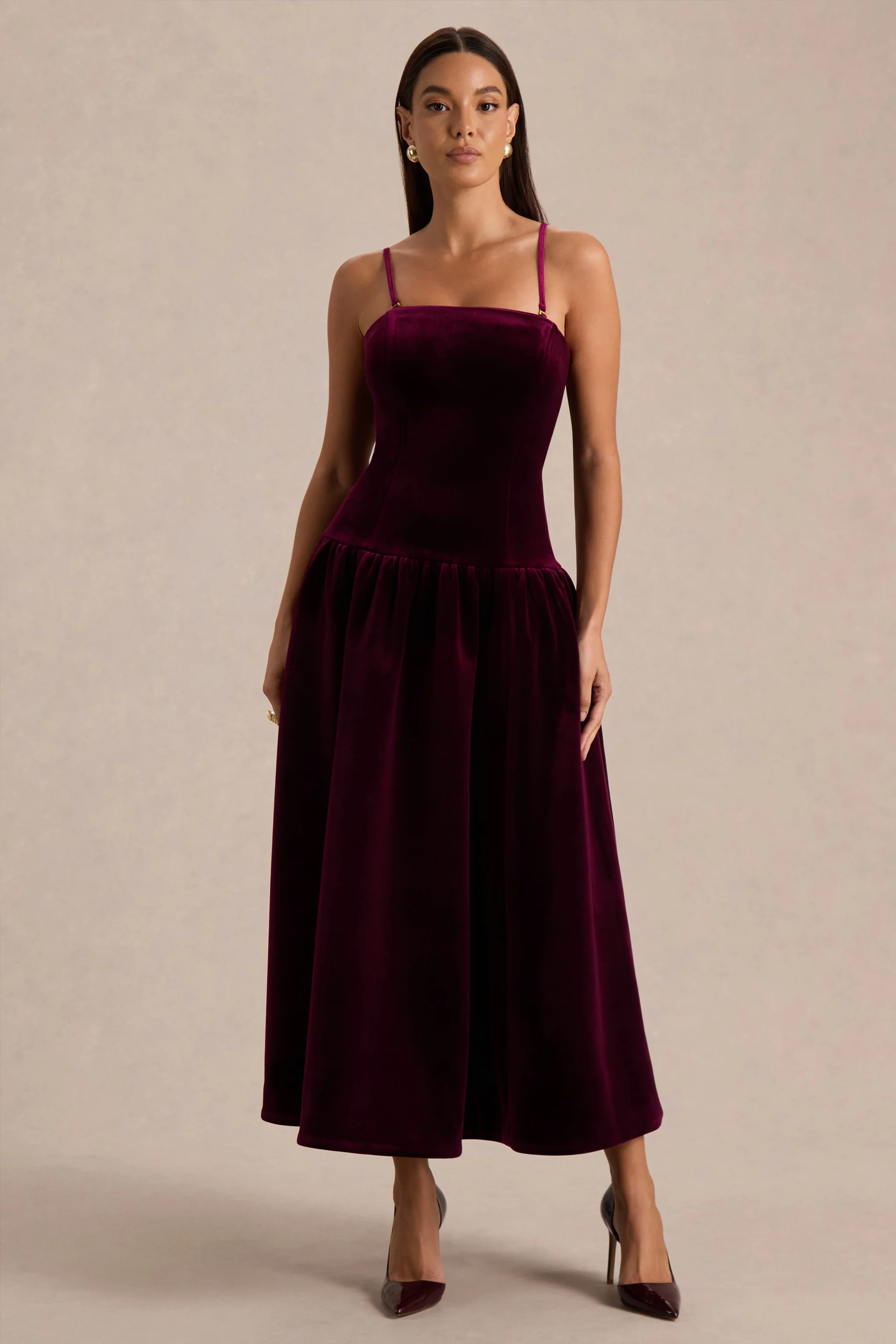 Violetta | Burgunderrotes Samt-Midikleid mit Bandeau-Ausschnitt und gerafftem Rock - Image 3