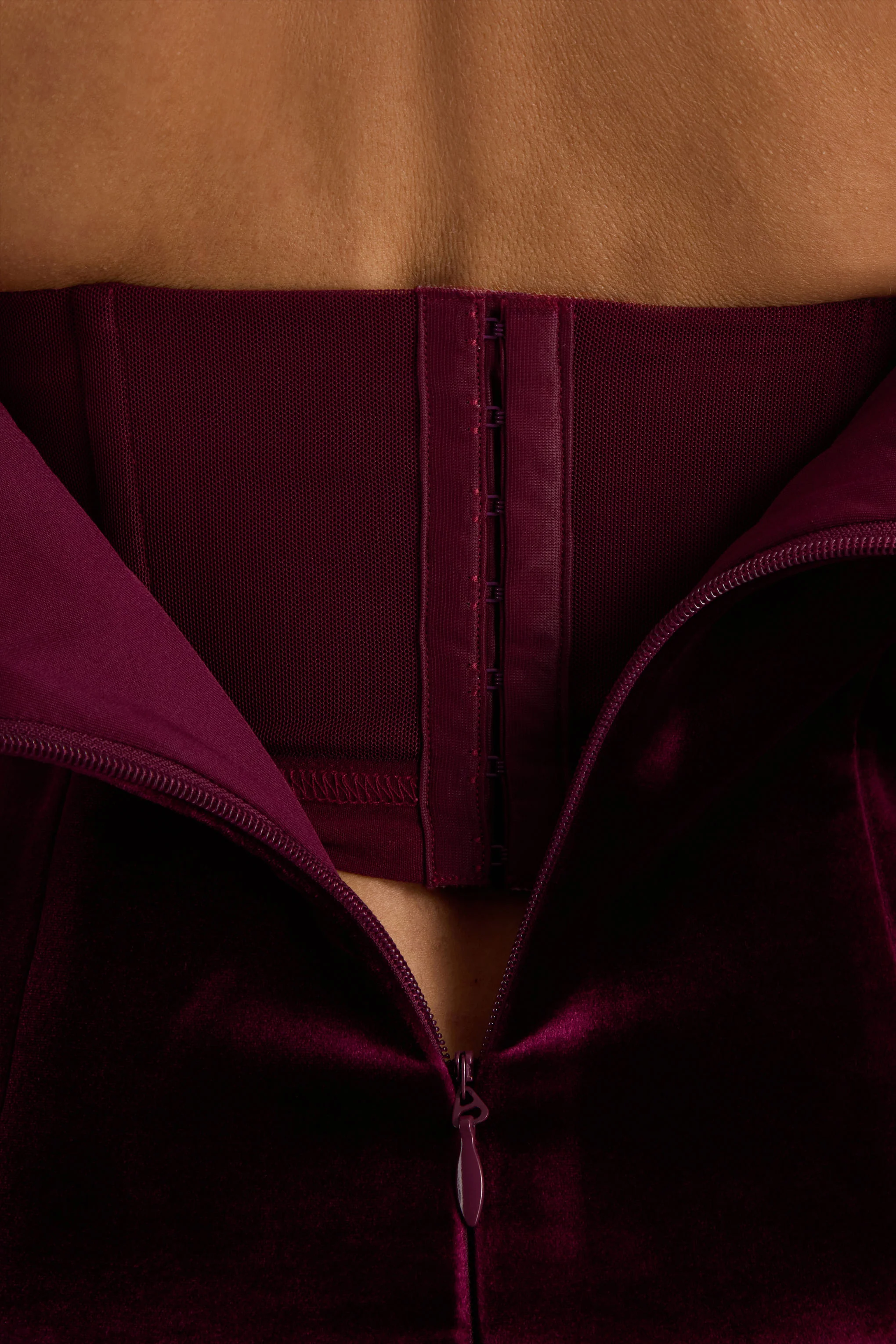 Violetta | Burgunderrotes Samt-Midikleid mit Bandeau-Ausschnitt und gerafftem Rock - Image 6