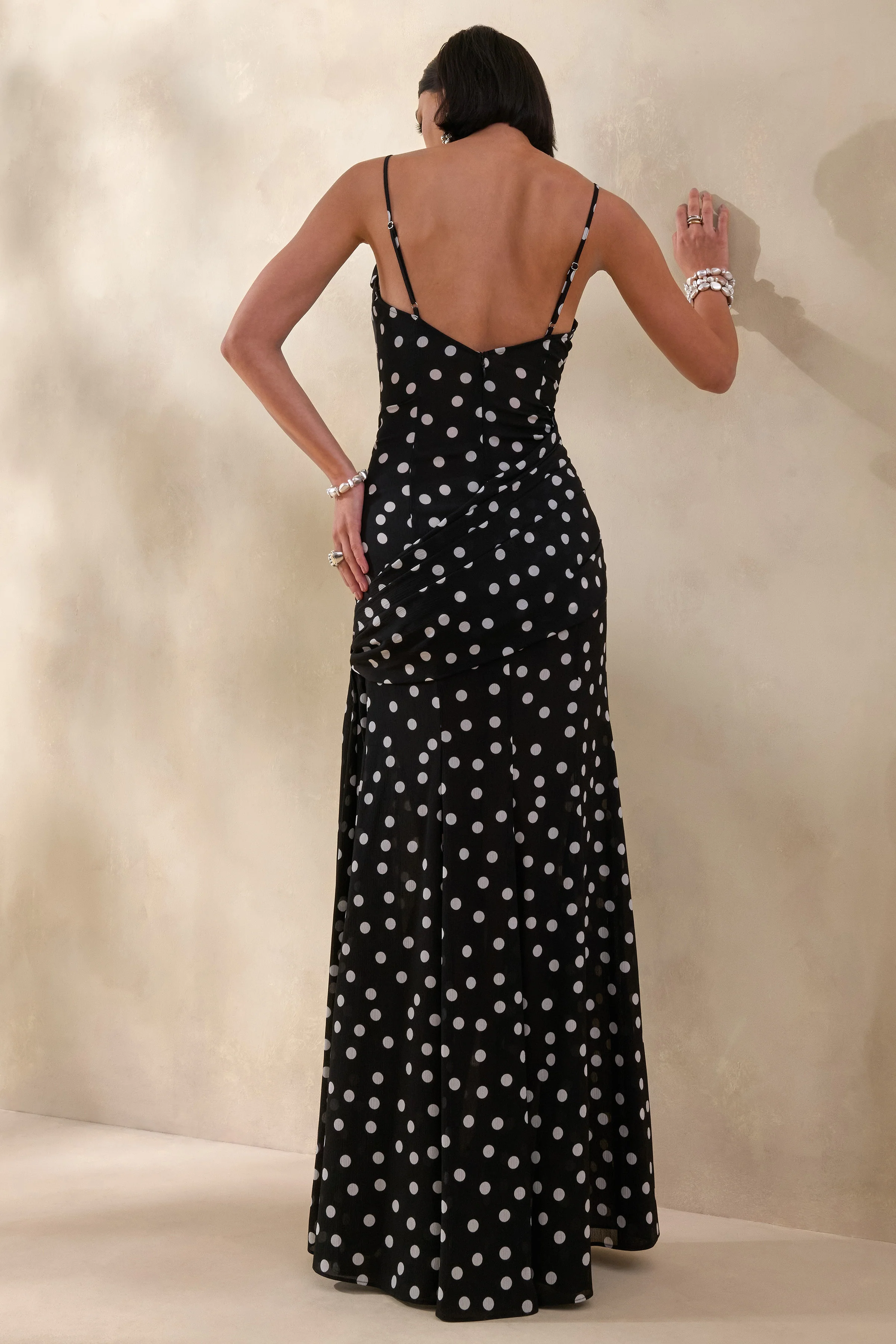 Virtue | Schwarz-weißes Maxikleid mit Punkten, Wasserfall-Ausschnitt und Schlitz - Image 2