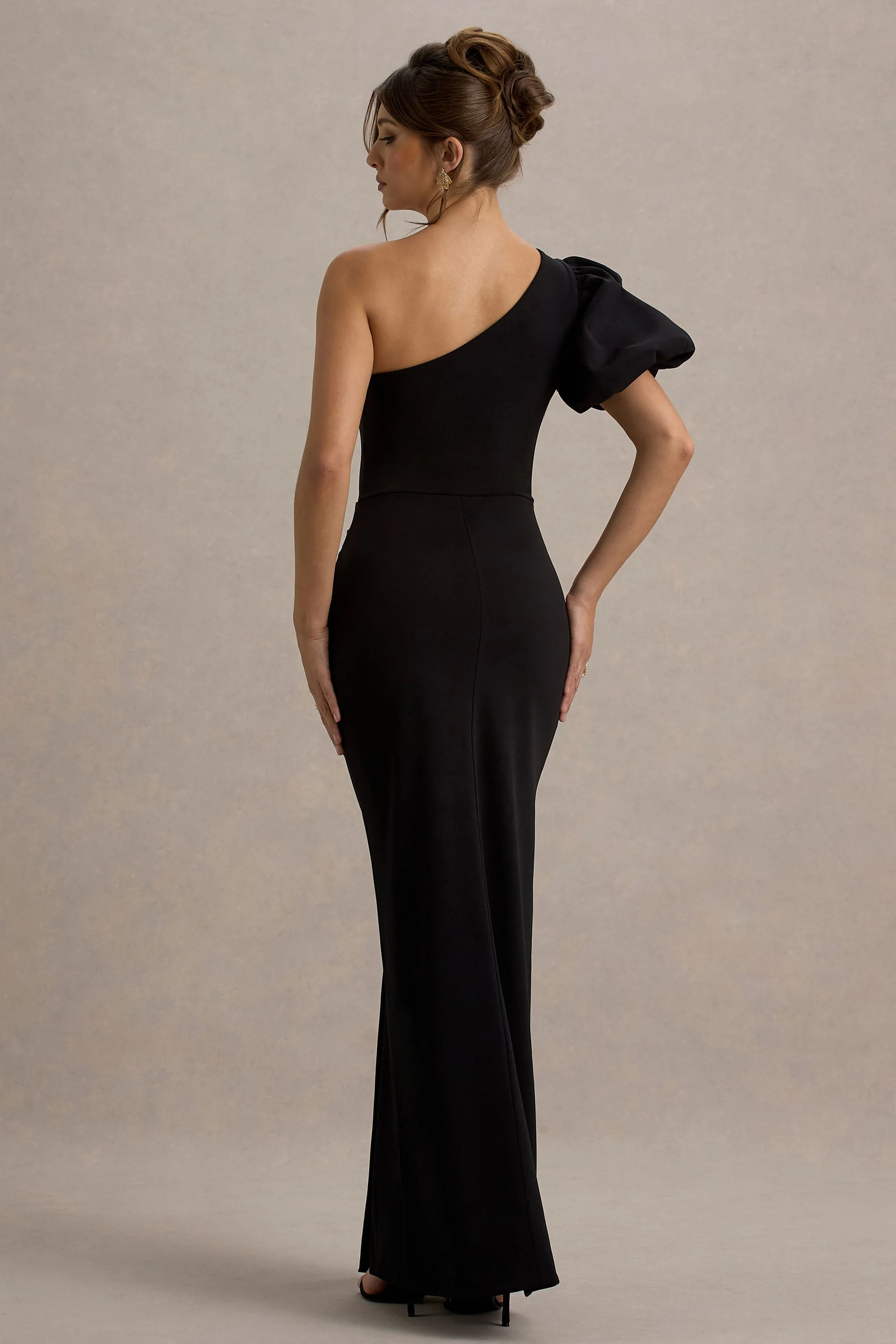 Vittoria | Schwarzes asymmetrisches Maxi-Kleid mit Puffärmeln und Schlitz - Image 2