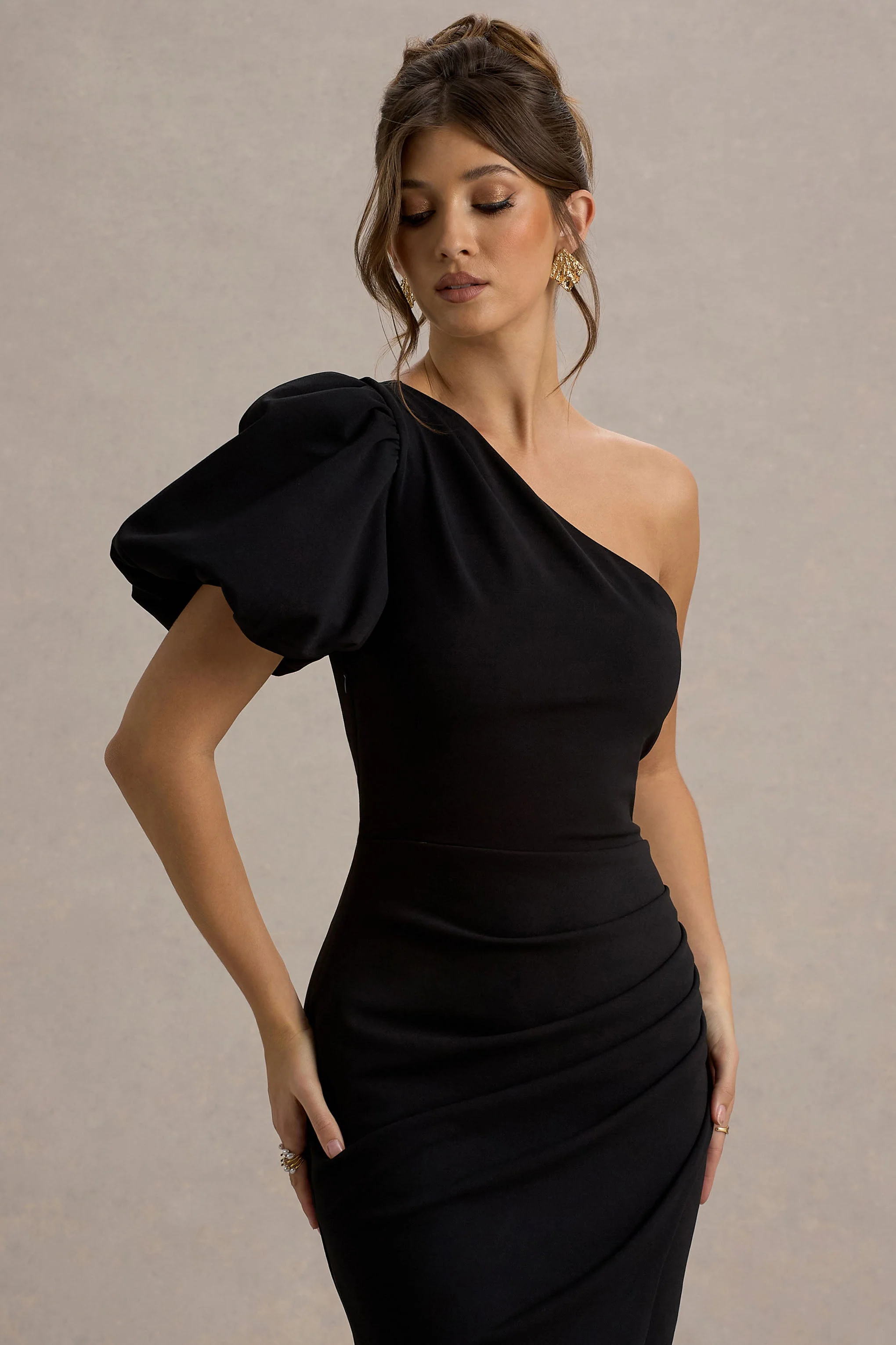Vittoria | Schwarzes asymmetrisches Maxi-Kleid mit Puffärmeln und Schlitz - Image 3