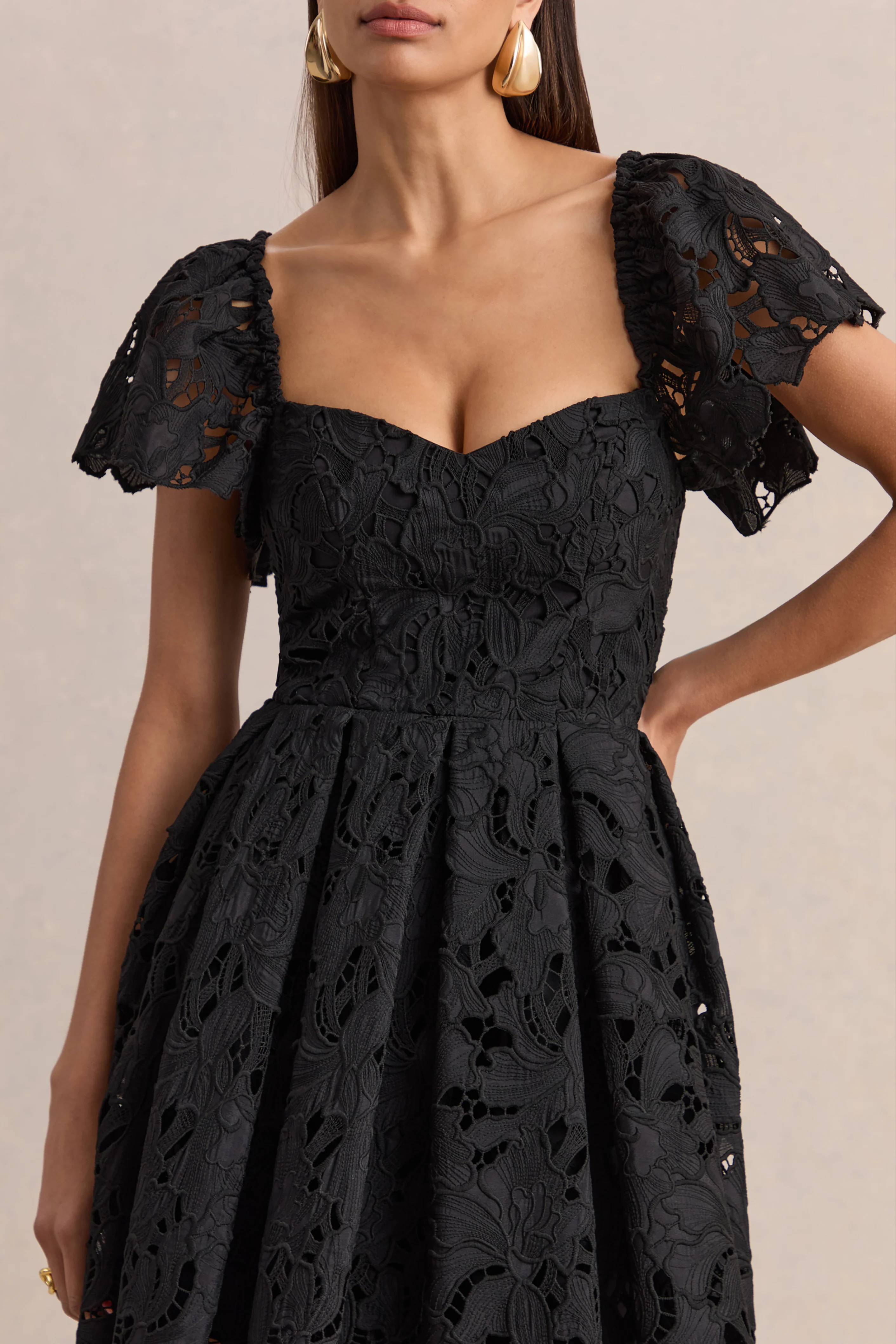 Vivi | Schwarzes Minikleid aus Spitze mit Sweetheart-Ausschnitt - Image 3