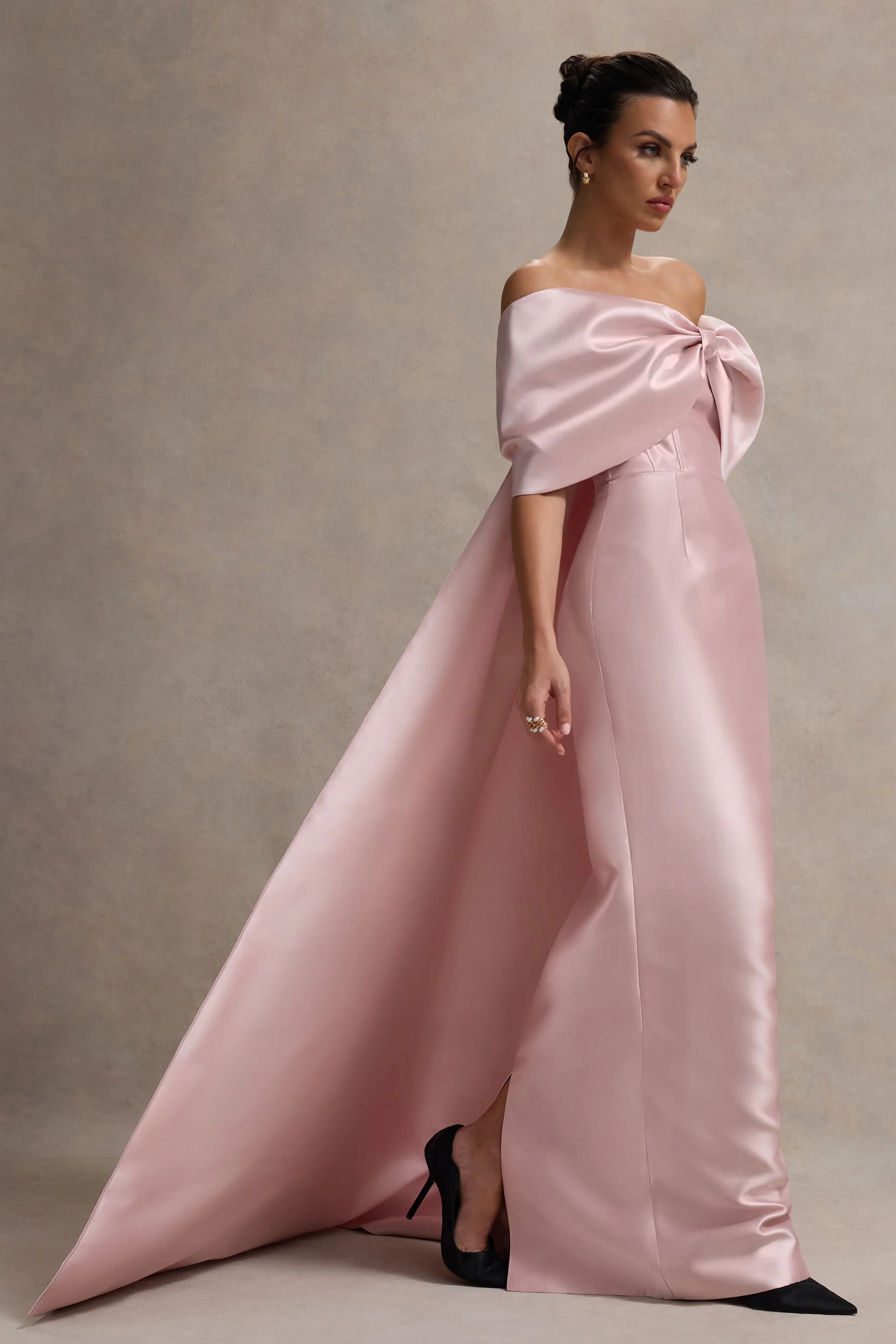 Wanting More | Rosa Satincape-Maxikleid mit oversized Schleife - Image 4