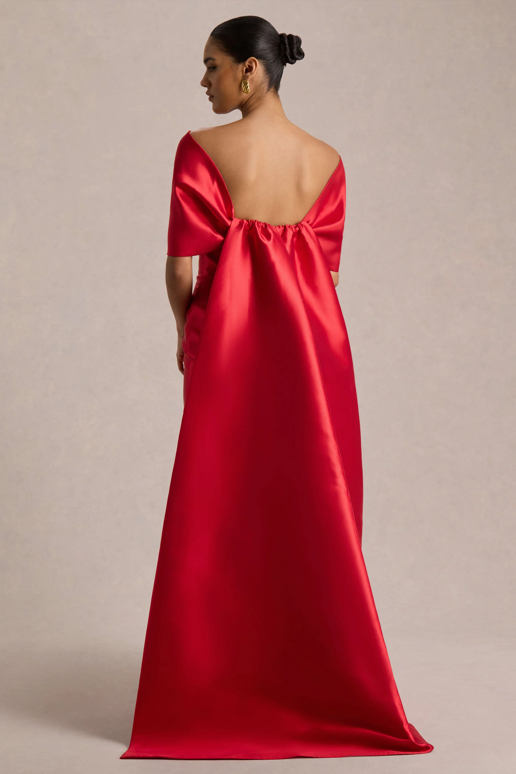 Wanting More | Rotes Satin-Maxikleid mit Cape und große Schleife - Image 4
