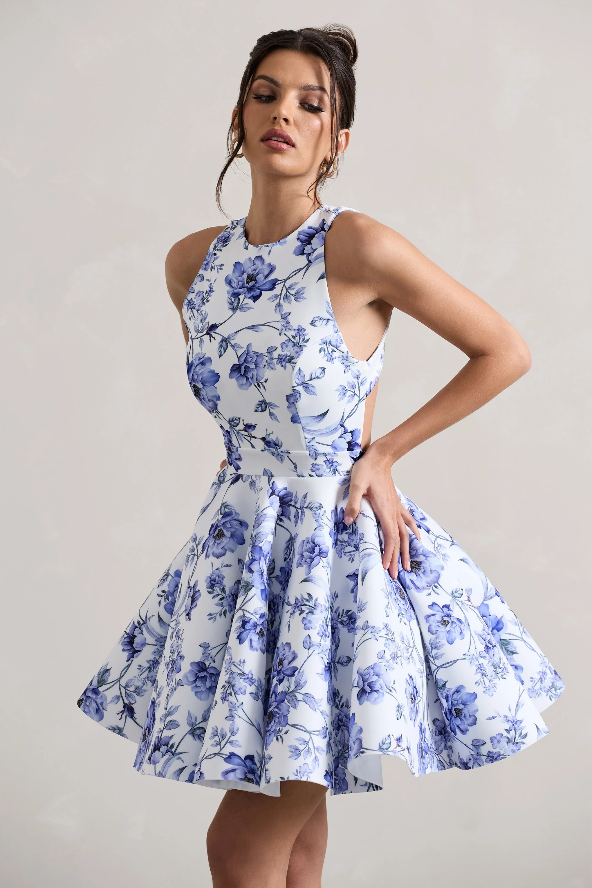 Waverly | Blaues Skater-Minikleid mit floralem Muster, Racer-Ausschnitt und offenem Rücken - Image 7