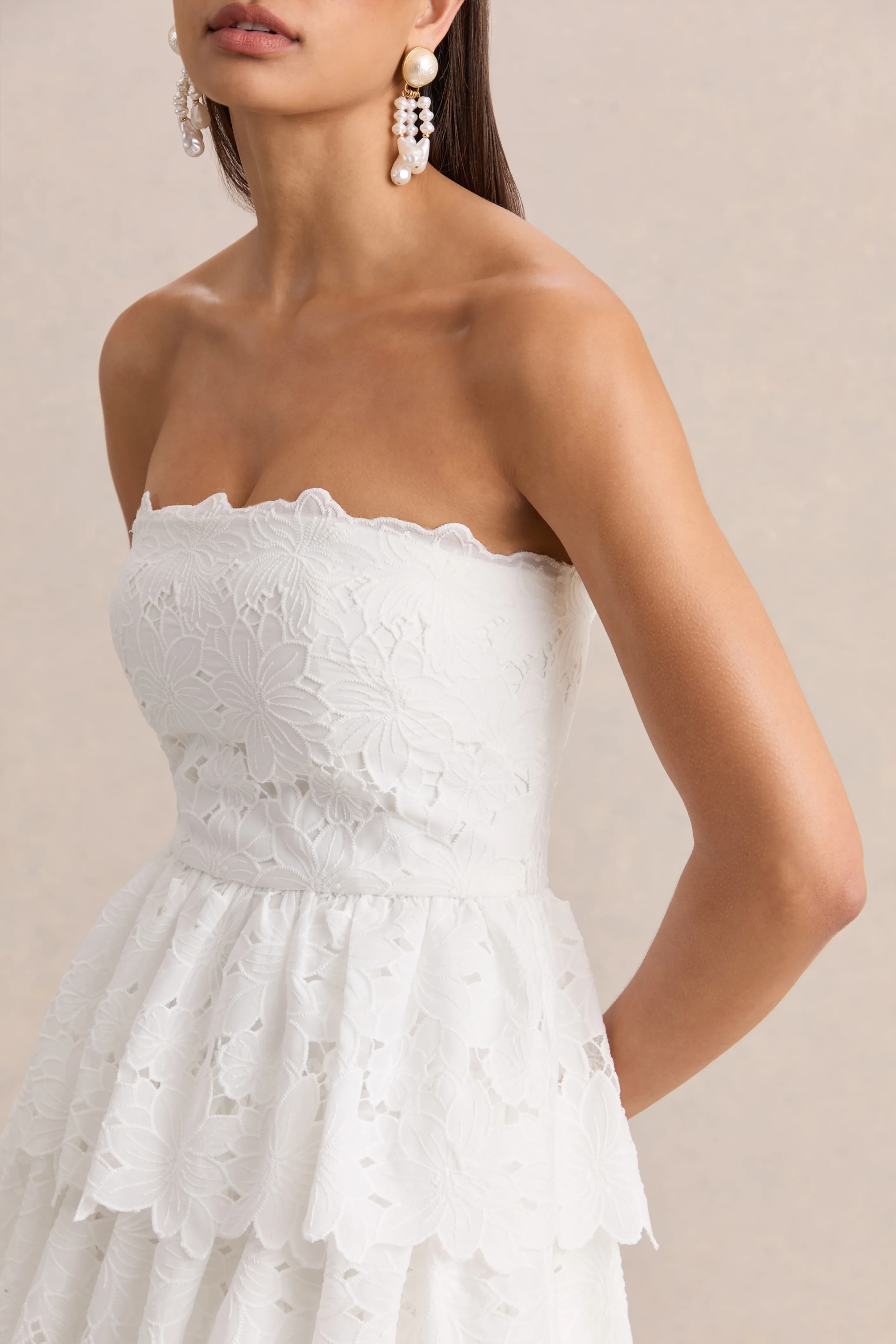 Winona | Weißes Minikleid aus Spitze mit Quadrat-Ausschnitt und Rüschen-Details - Image 6