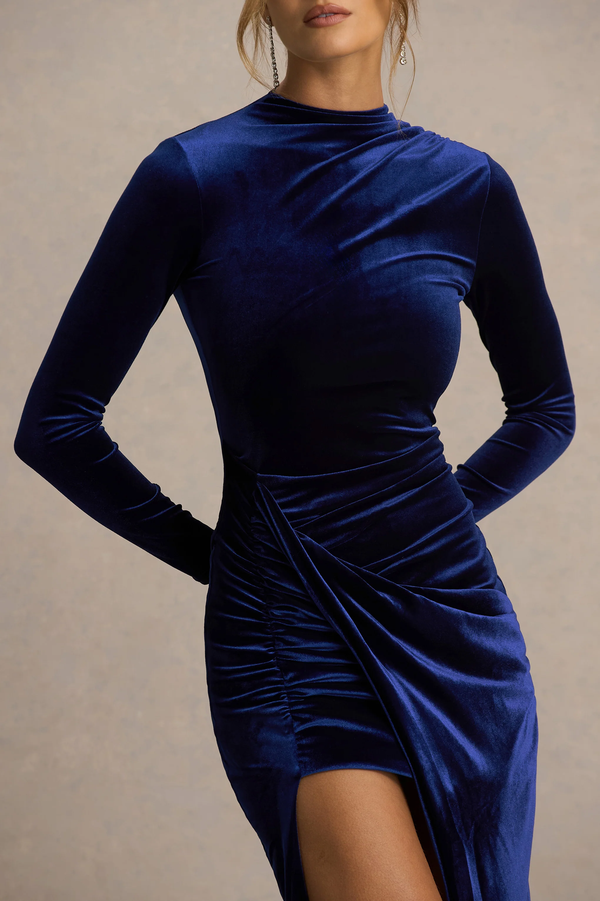 Wishes | Marineblaues Samt-Maxikleid mit hohem Ausschnitt und Wickelrock - Image 3