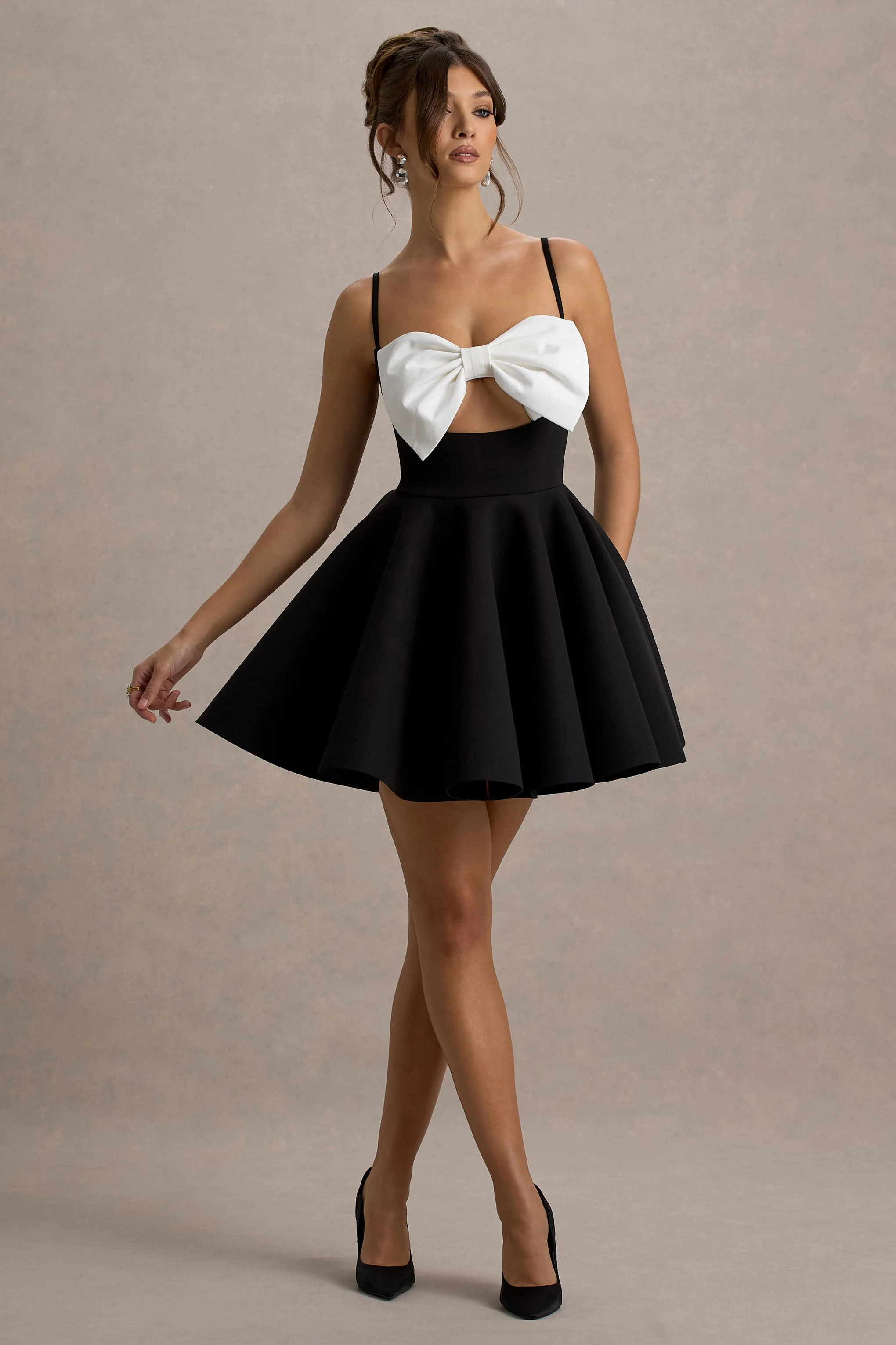 Yasmina | Schwarz-weißes Skater-Minikleid mit Schleife - Image 4