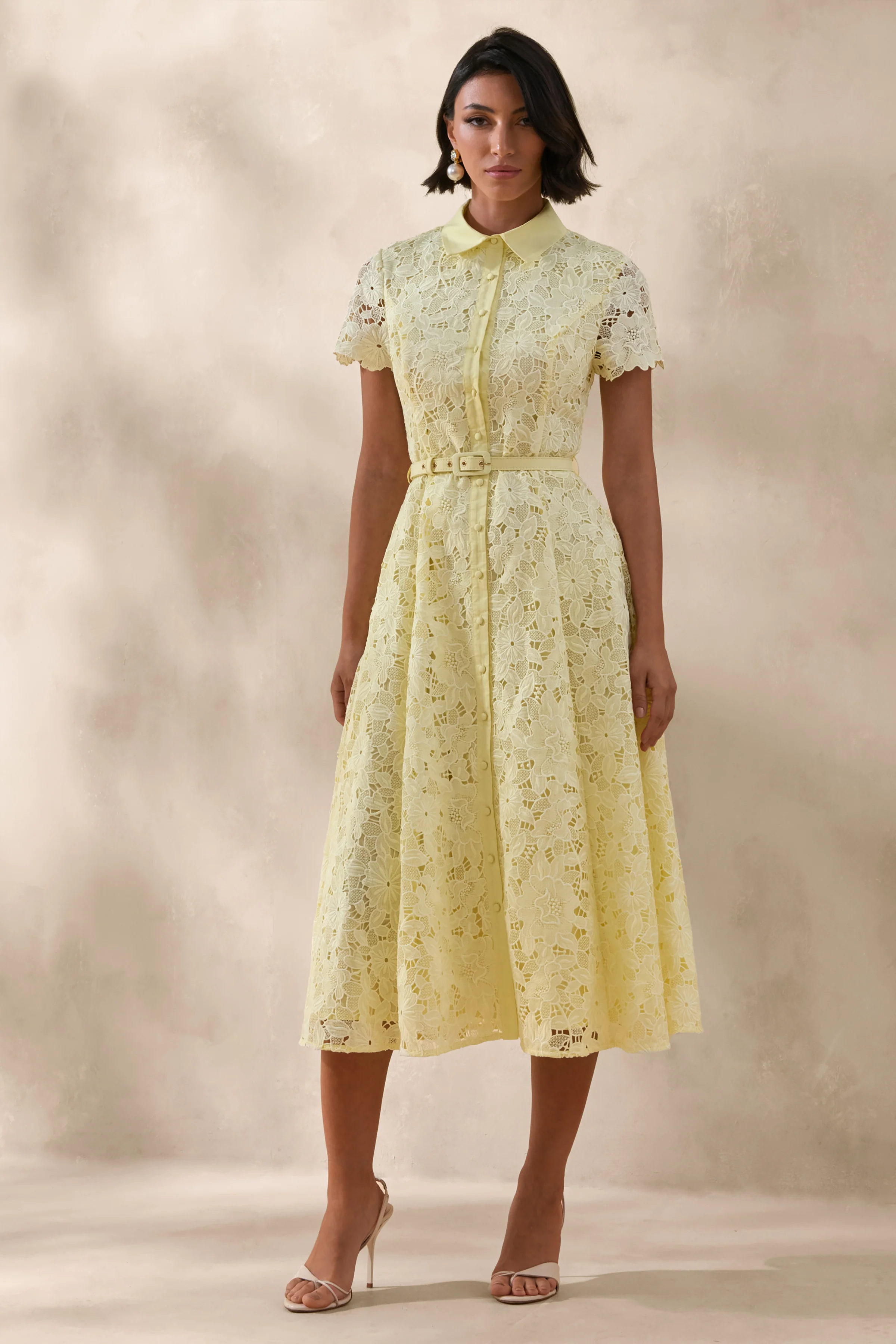 Zalie | Gelbes Midikleid aus Spitze mit hohem Ausschnitt und Gürtel - Image 4