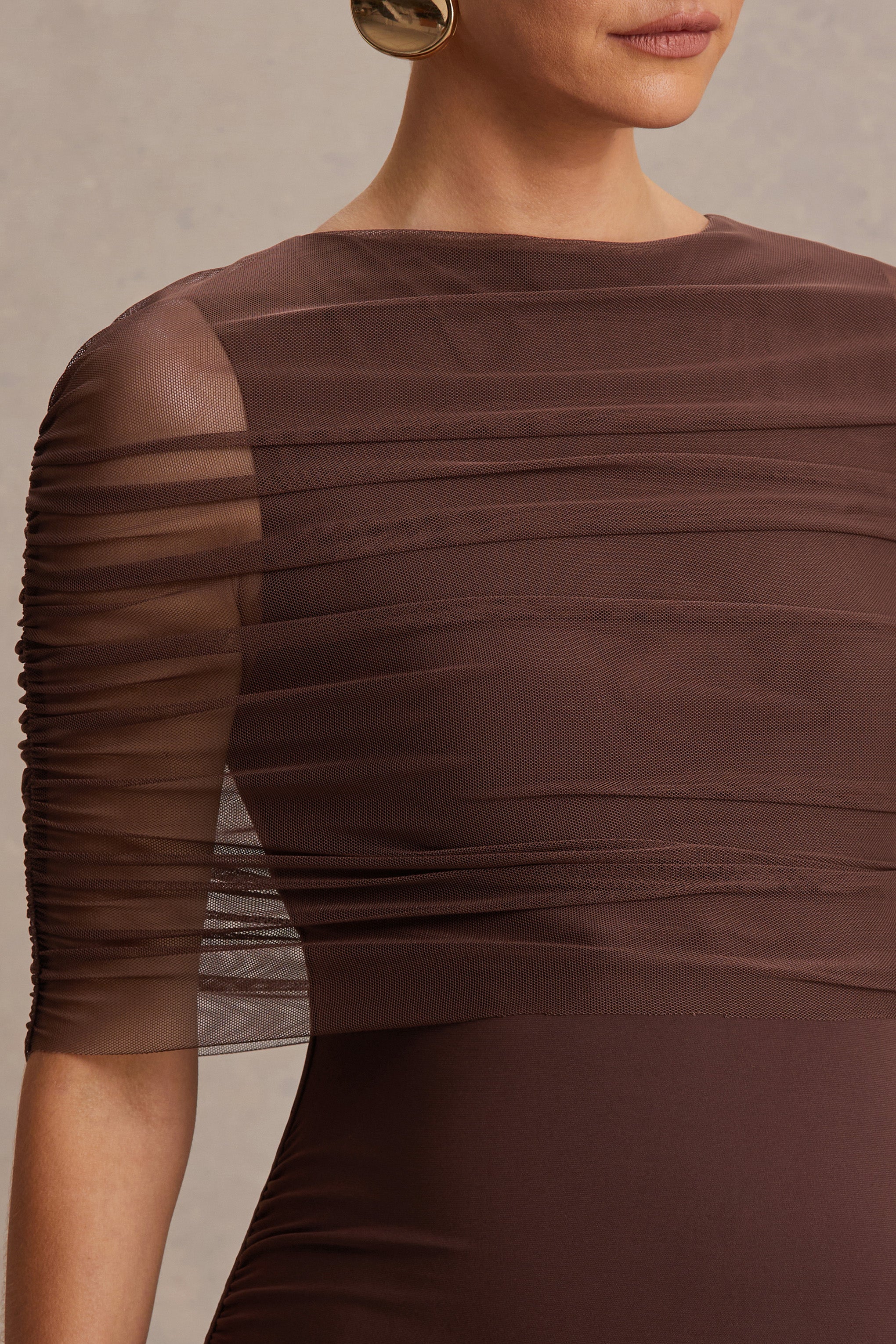 Zaria | Braunes Umstands-Maxikleid mit Rundhalsausschnitt und Cape-Overlay - Image 3