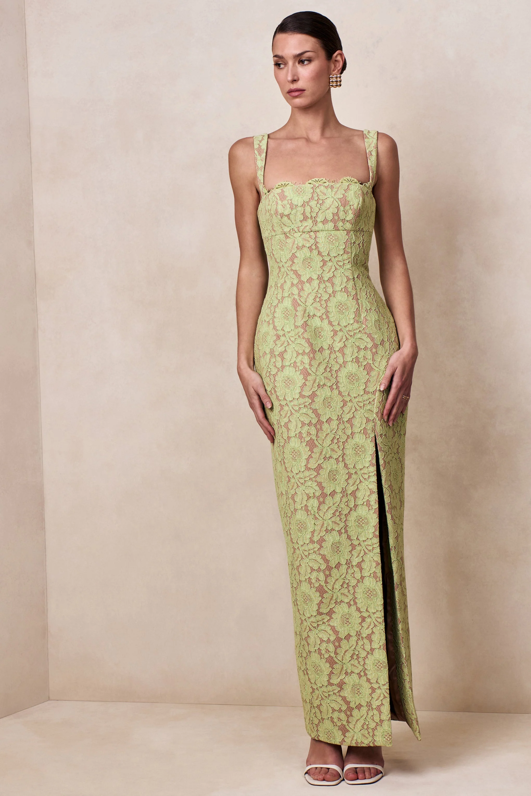 Zarisse | Grünes Maxikleid aus Spitze mit eckigem Ausschnitt - Image 6