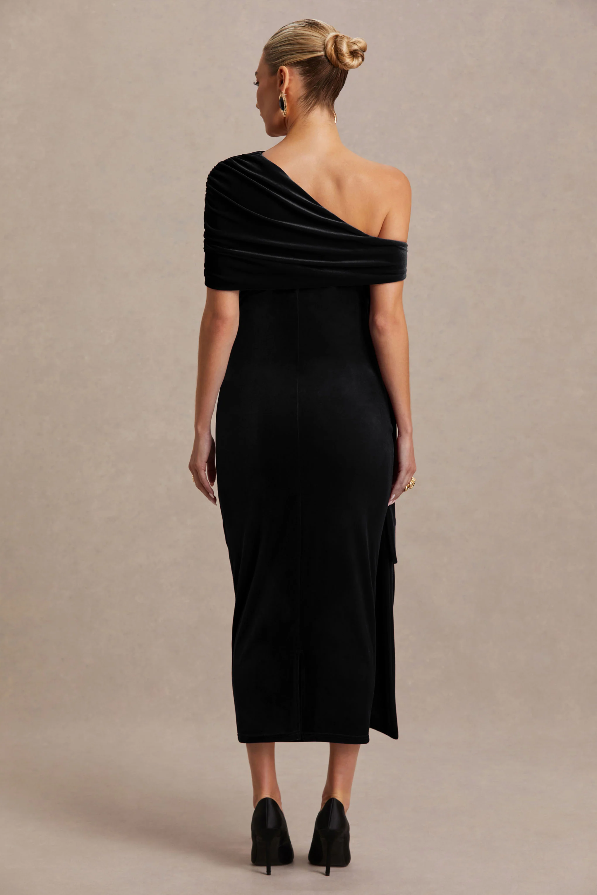 Zena | Schwarzes Samt-Midikleid mit asymmetrischem Ausschnitt und Knotendetail - Image 2
