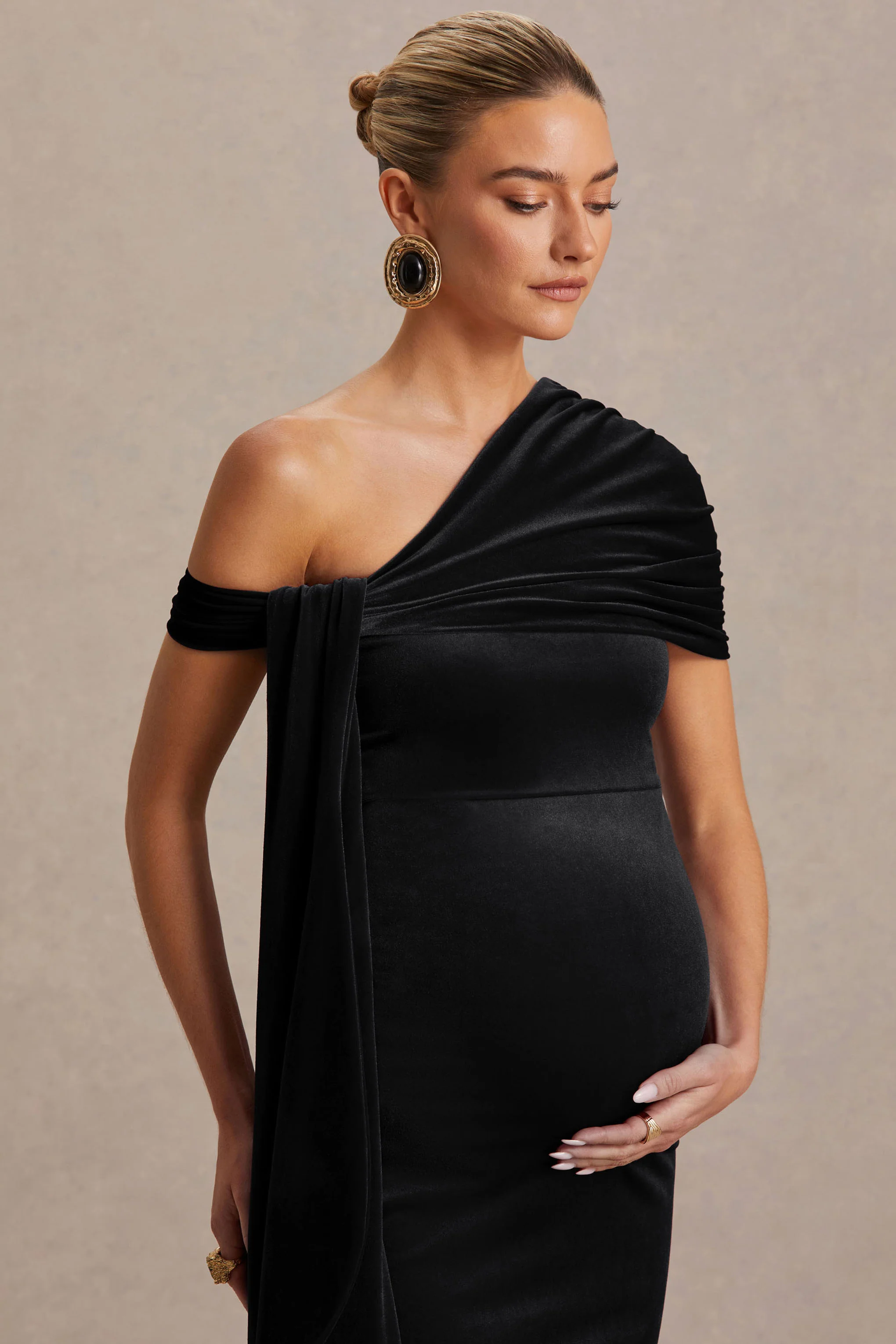 Zena | Schwarzes Samt-Midikleid mit asymmetrischem Ausschnitt und Knotendetail - Image 6